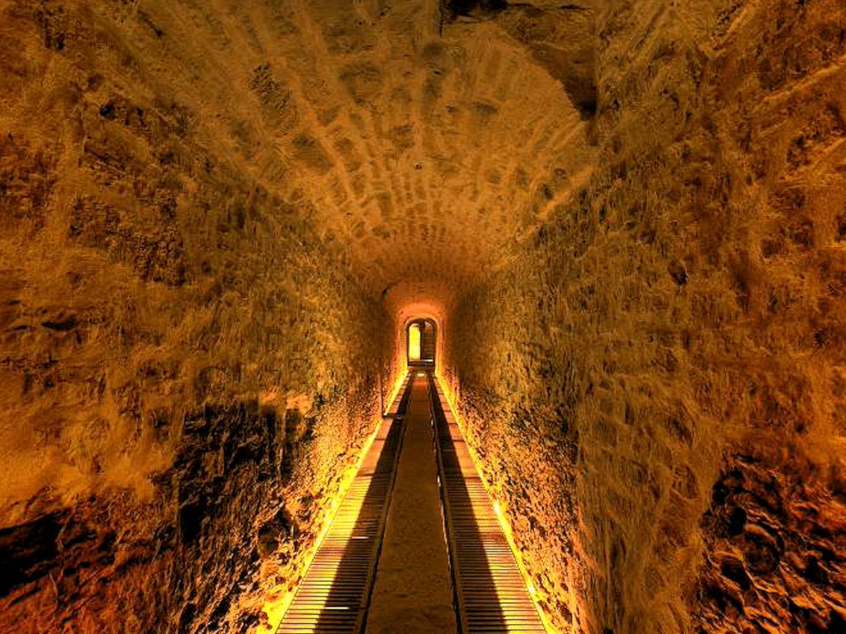 Thesevenhotel's tweet photo. 23 km de galeries souterraines, les fameuses casemates, taillées dans les rochers de la ville fait partie des lieux d’attraction. https://t.co/fo0NSHHYTt