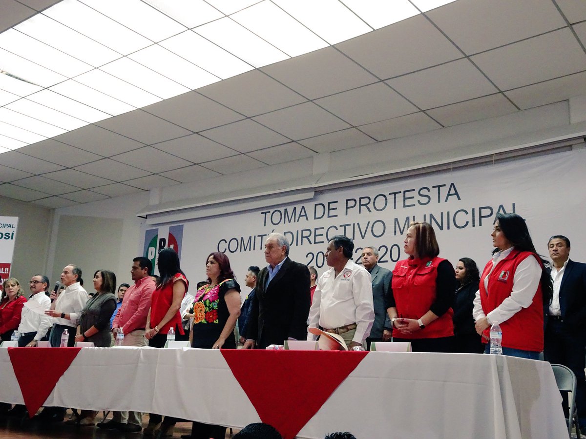 GeradoLM's tweet photo. Acompañando a nuestra compañera Cenecista en su toma de protesta como Presidenta de @CDE_PRI, deseándole el mayor de los éxitos. #DIPGLM https://t.co/FPvtxuYHXz