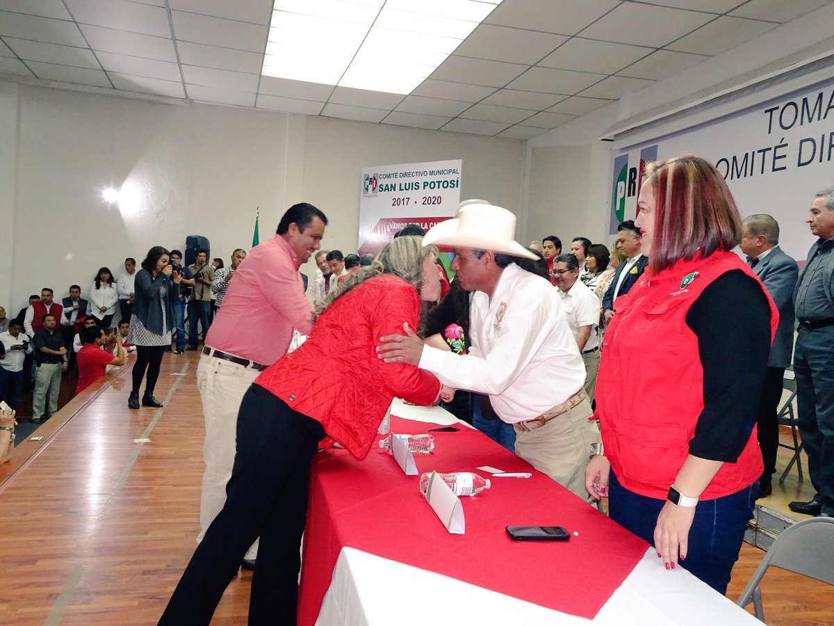 GeradoLM's tweet photo. Acompañando a nuestra compañera Cenecista en su toma de protesta como Presidenta de @CDE_PRI, deseándole el mayor de los éxitos. #DIPGLM https://t.co/FPvtxuYHXz