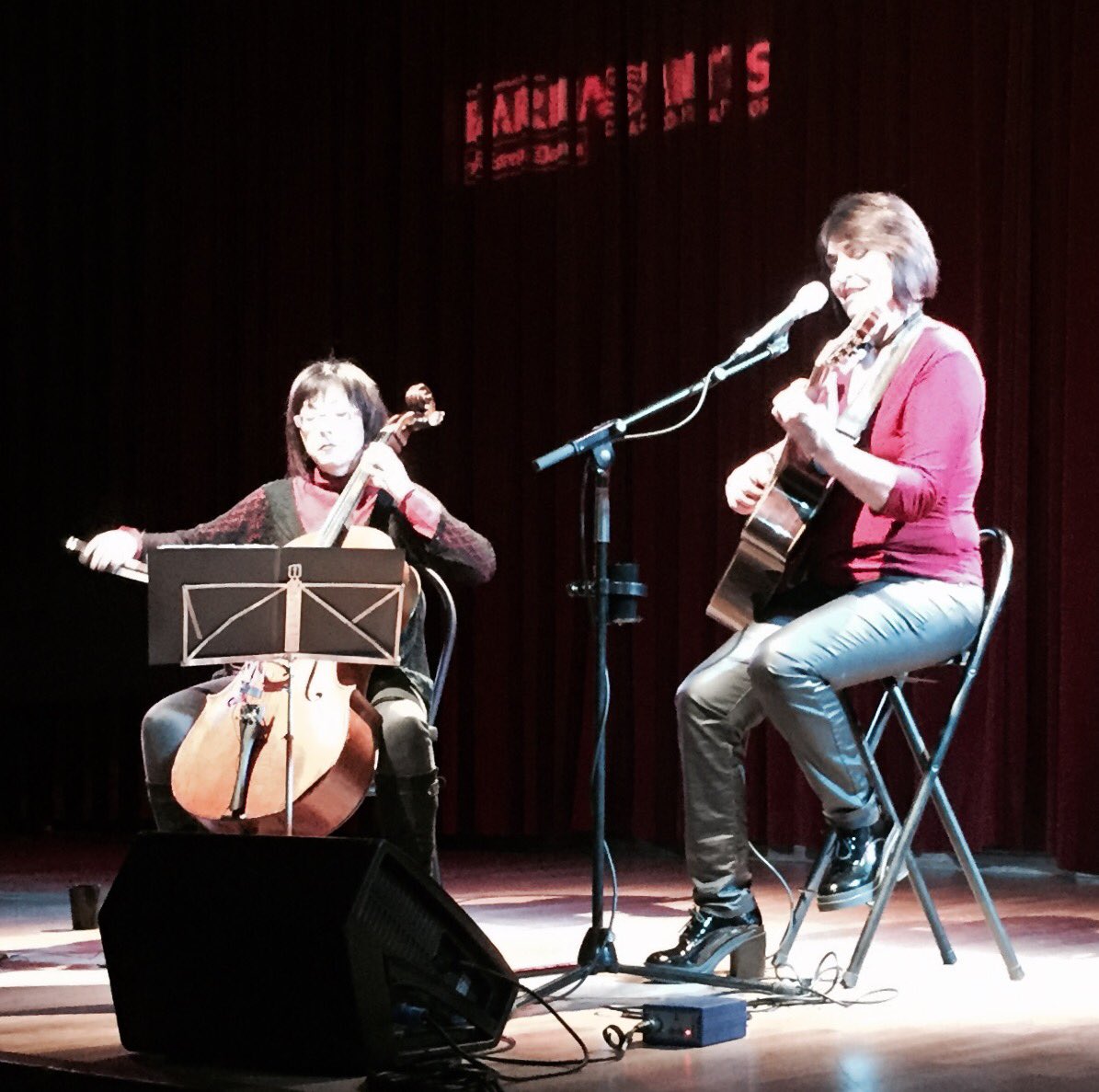 Als amics de tristor, però, els diria que l'au del pit encara viu i nia. @evadenia amb Merxe Martinez 
#MariaBeneyto #Barnasants2017