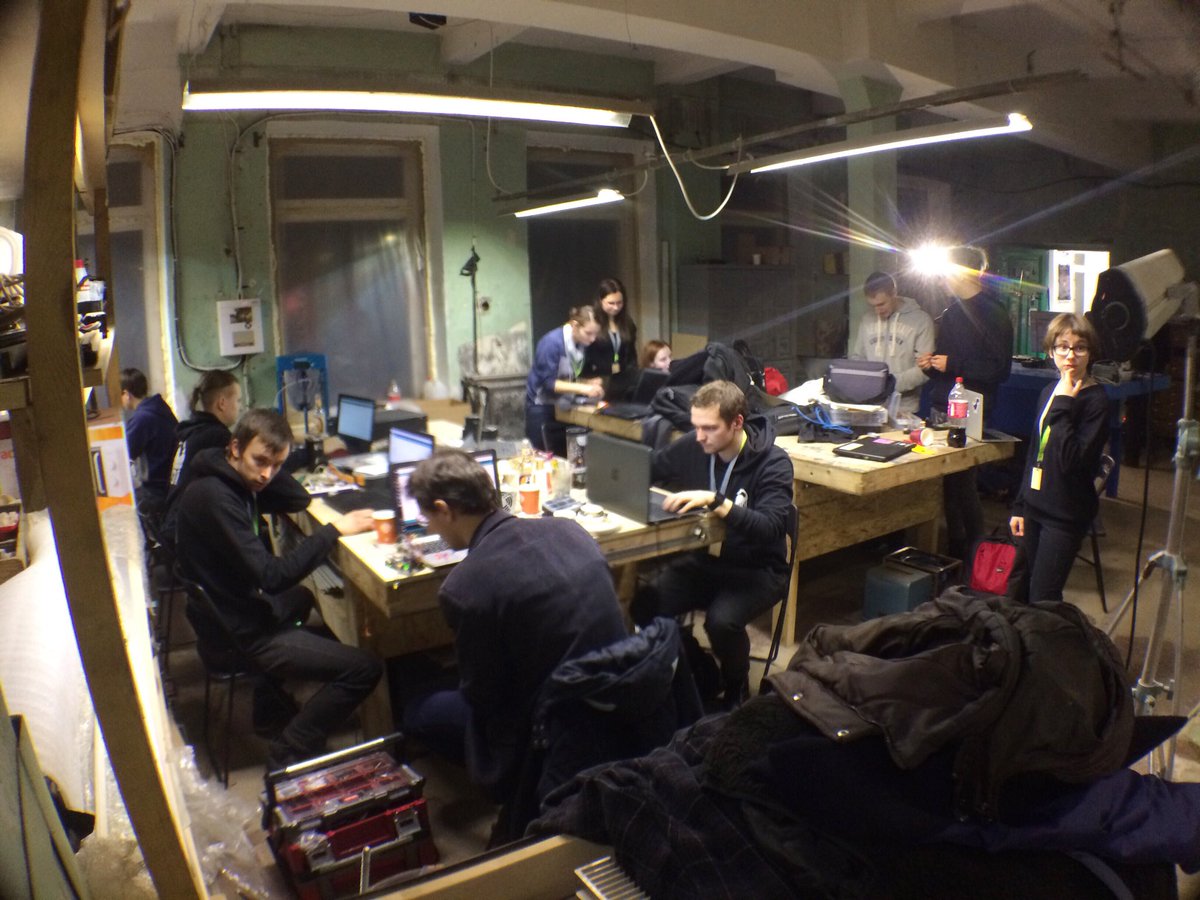 AugusteTom's tweet photo. Still hacking... #SHDV17 https://t.co/wonaiKdKnB