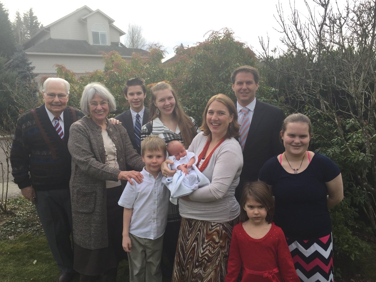 DallinLBrooks's tweet photo. My family and in-laws. 6 kids. 16 to 6 weeks. #BigFamily #FamilyFirst #HappyFamily https://t.co/MvojGn8ZIm
