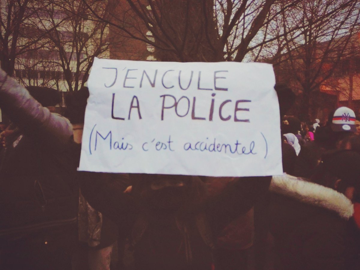 ParisPasRose's tweet photo. Le coup est parti tout seul.
#JusticePourTheo #Bobigny https://t.co/MJdQJV1qZH