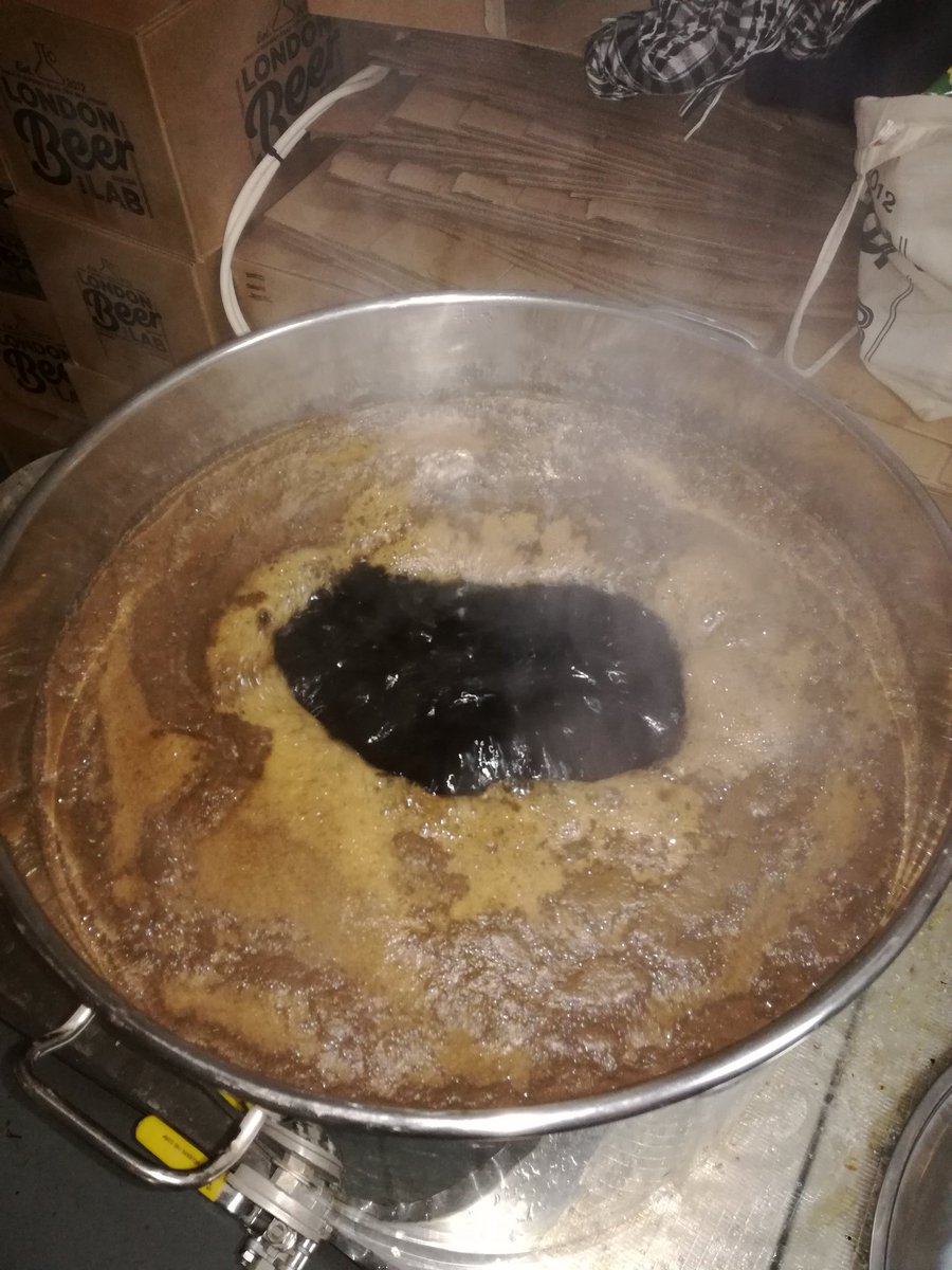 Mark__Whittaker's tweet photo. We are boiling! Rest of coconut + EK hops going in now! #livebrew @LondonBeerLab https://t.co/1DEdERLOlF