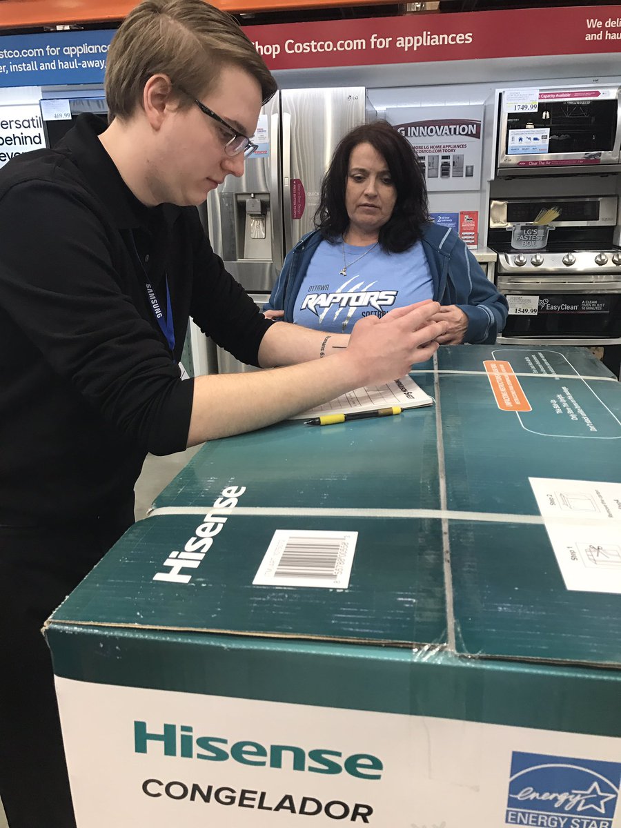 MichaelGarcia1's tweet photo. Josh helping this lady switch her 4 lines over to @sprint #ksmorocks #teamwilson #noonewalks @kc_jamie_wilson @TimMiller44 @justinpalmer1 https://t.co/u7h8rfEtWx