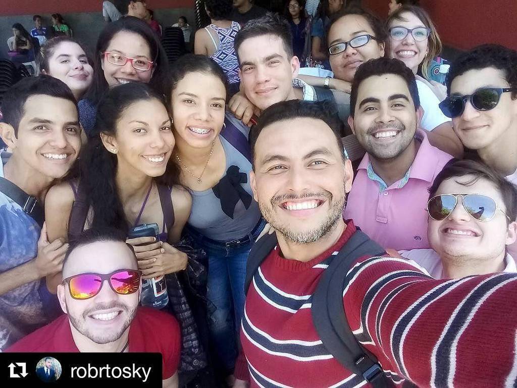 Y mañana juntos en el escenario.
.
#Repost @robrtosky with <a href="/repostapp/">Repost</a>
・・・
Una mezcla de ge… ift.tt/2ki0Shw
