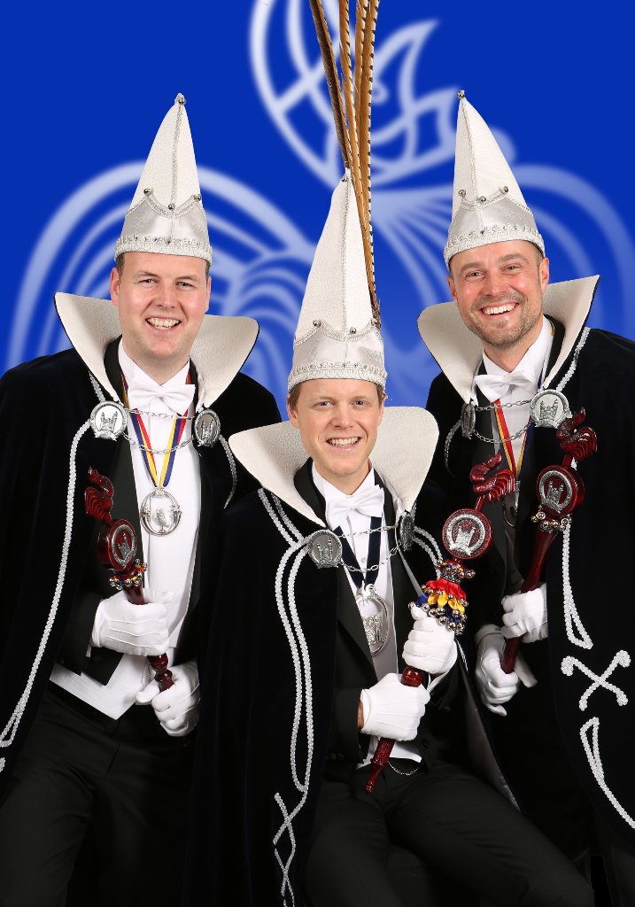 jocusvenlo's tweet photo. Dao isse dan! Prins Lex I mit zien Adjudante Dick en Martijn! https://t.co/ZnQclF3Mfx https://t.co/N4YORkgnOu