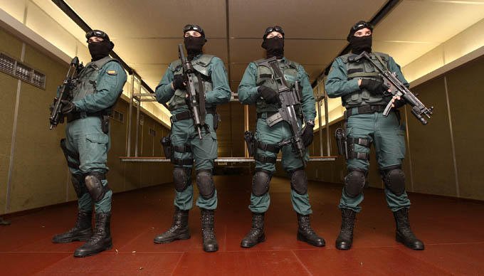 guardiacivil's tweet photo. En el #cibermundo hay #gamers que lo petan con #SWAT o #NavySeal...contra los malos reales tenemos en nuestras filas a los mejores 💪🔝 https://t.co/ADeLQ3WkvS
