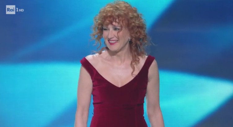 Ascolta #CheSiaBenedetta di <a href="/FiorellaMannoia/">fiorella mannoia</a> in diretta anche su <a href="/RaiRadio2/">Rai Radio2</a>📻
bit.ly/Radio2aSanremo   

#Sanremo2017
