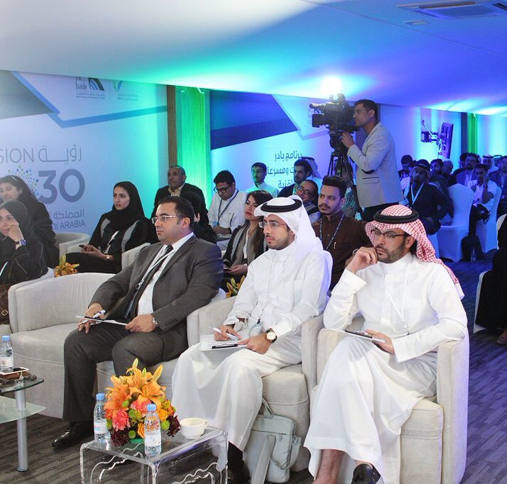COEIA_KSU's tweet photo. بذل الحكام قصار جهدهم للتمكن من تحديد المراكز الأولى و الفائزين بها, فالتميز يشغل المكان و التحدي كان بإيجاد الأكثر ابداع #blockchainriyadh https://t.co/GVGun0eLam