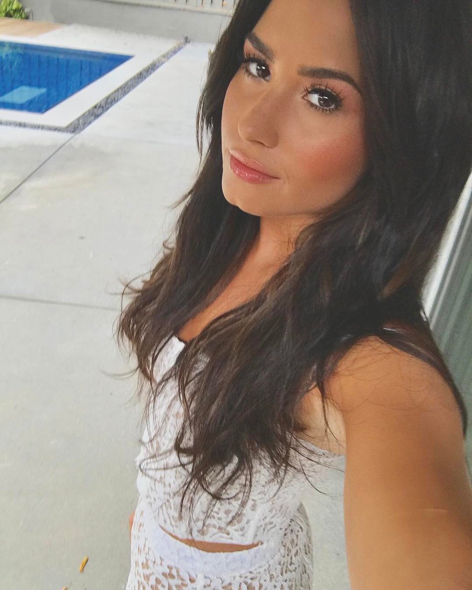 ddlovato_Py's tweet photo. 😍😍 mamaaa!  Demasiada perfección! Lofiu  
#Grammys
#lovatics #BestFanArmy #iHeartAwards https://t.co/yAOwdPInuK