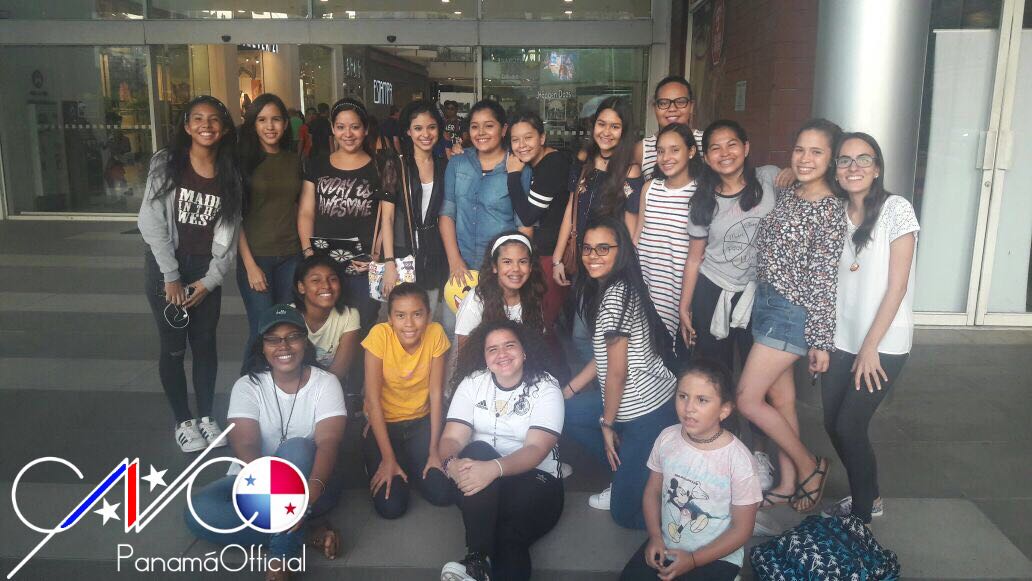 CncoPanama's tweet photo. Chicas acampando para comprar su boleto para el #MasAllaTourEnPanamá 🙈 @cncomusic https://t.co/cWP26UxdRJ