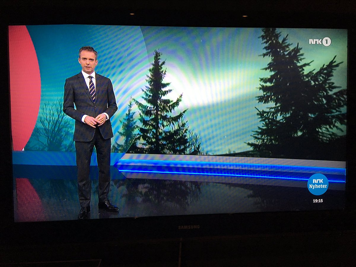 Tittentem's tweet image. "Nordlyset er vanskelig å fange på video" forteller reporter fra Oslo-teamet. Hvorfor har de ikke spurt om hjelp fra NRK Troms? #dagsrevyen