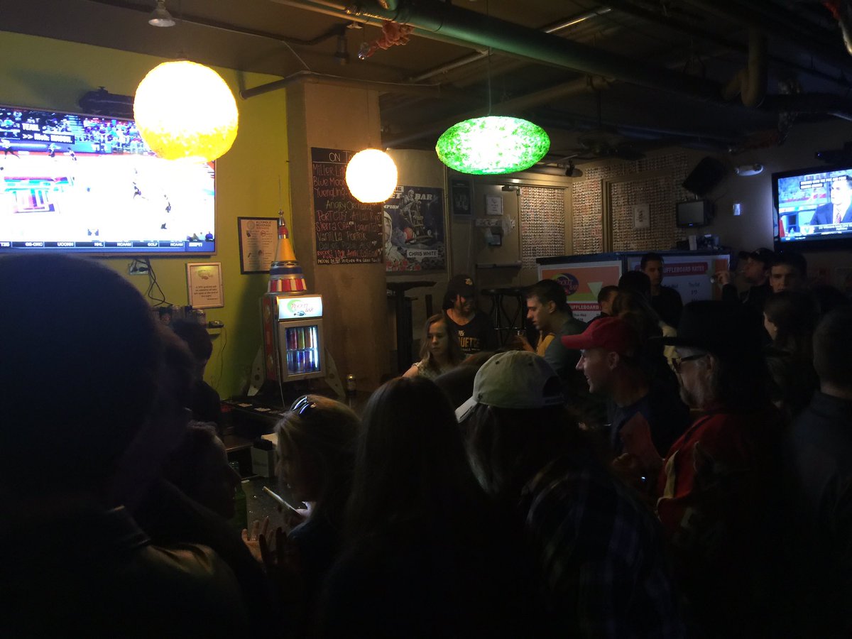 I_Blank_You's tweet photo. 4th stop @rocketbardc #CapsOnTap #CapsDucks @Capitals @Capsfan8914 @CapsSTM @budweiser @NoVa_Caps @WDCCapsFan #bartour @Capitals #drinks4all https://t.co/dVbt8bNjuE