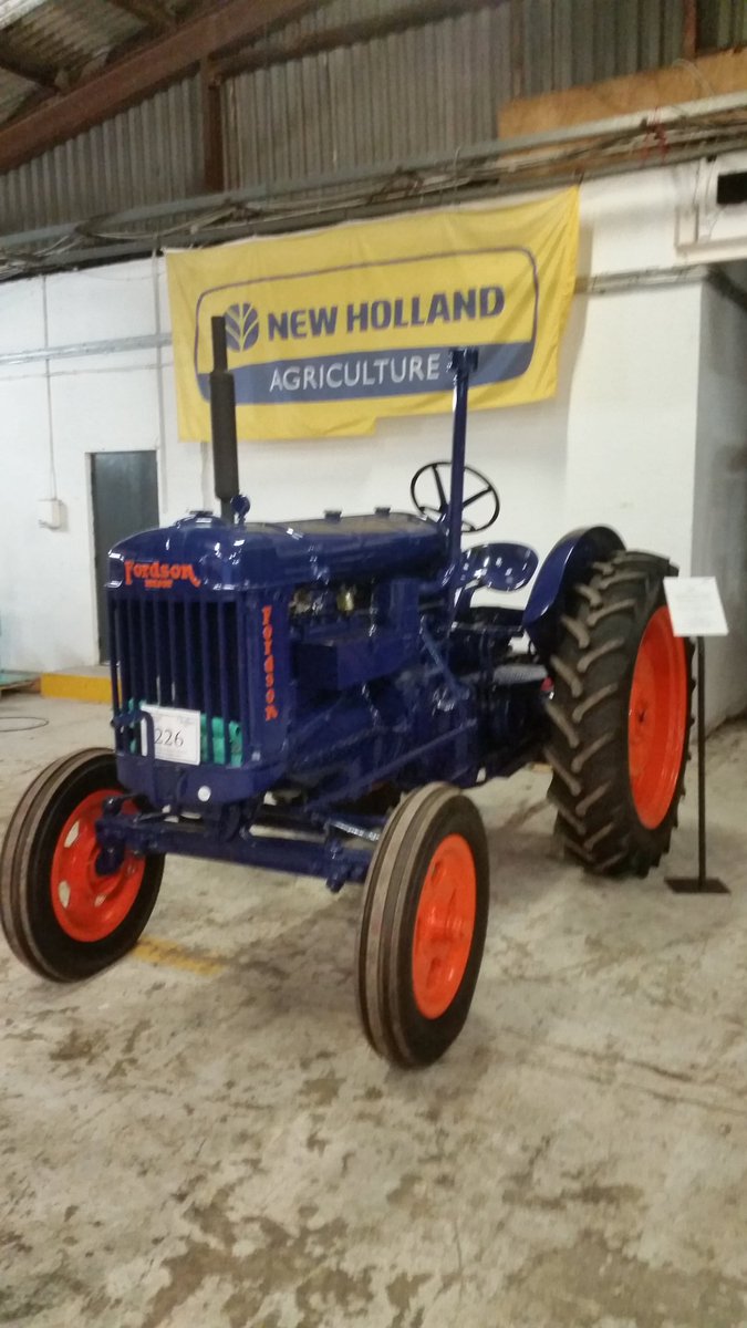 EMC_Agri's tweet photo. bit of an age difference #NewHolland #EMCAGRI #Fordson https://t.co/61qj4rIThi