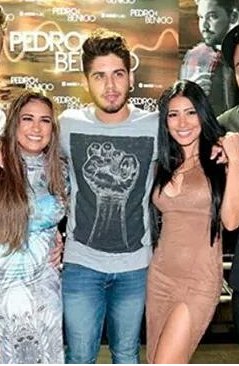 amoras2115's tweet photo. Um feat desses três seria sucesso, quem concorda? @zefelipecantor @SimoneeSimaria #KCAPersonalidadeBR #ZeFeIipe https://t.co/ZpRPzTit7J