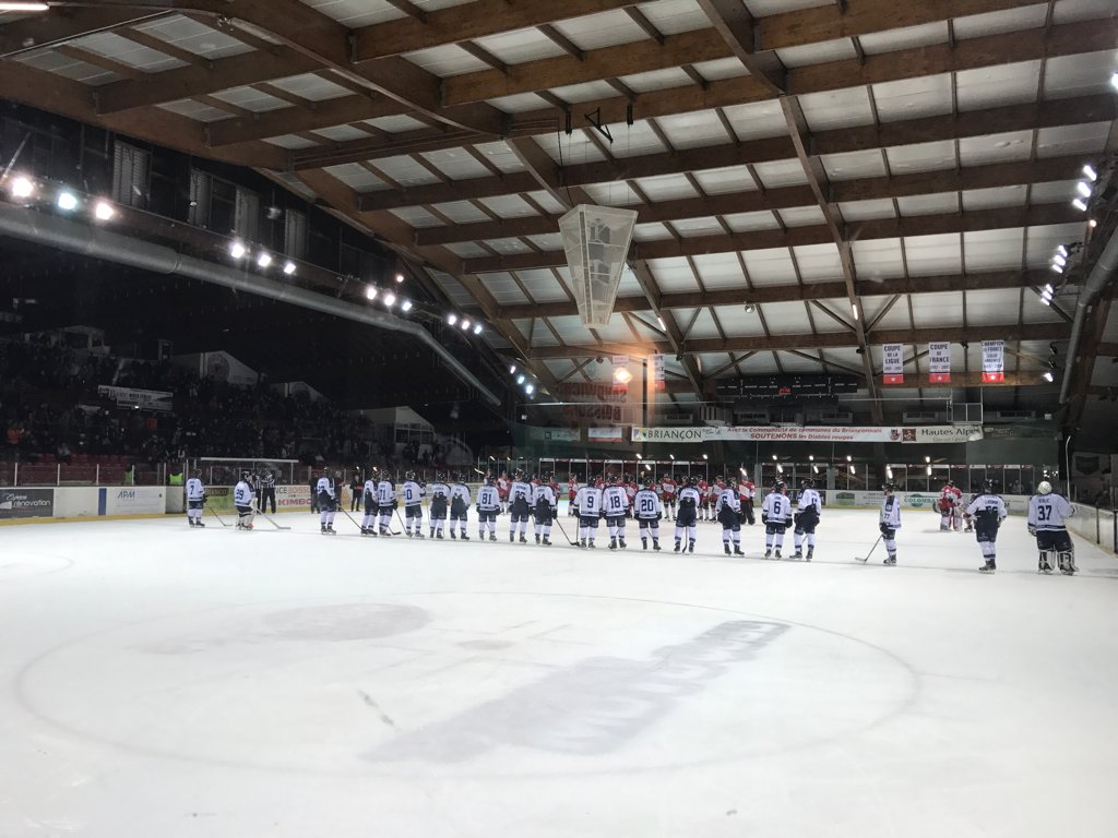 Chevalier_ski's tweet photo. So Saturday's #HockeyNightInSerreChe game ended 5-4 to Brianรงon Red Devils after overtime vs Tours. #AllesLesRouges https://t.co/eauQMujRCZ