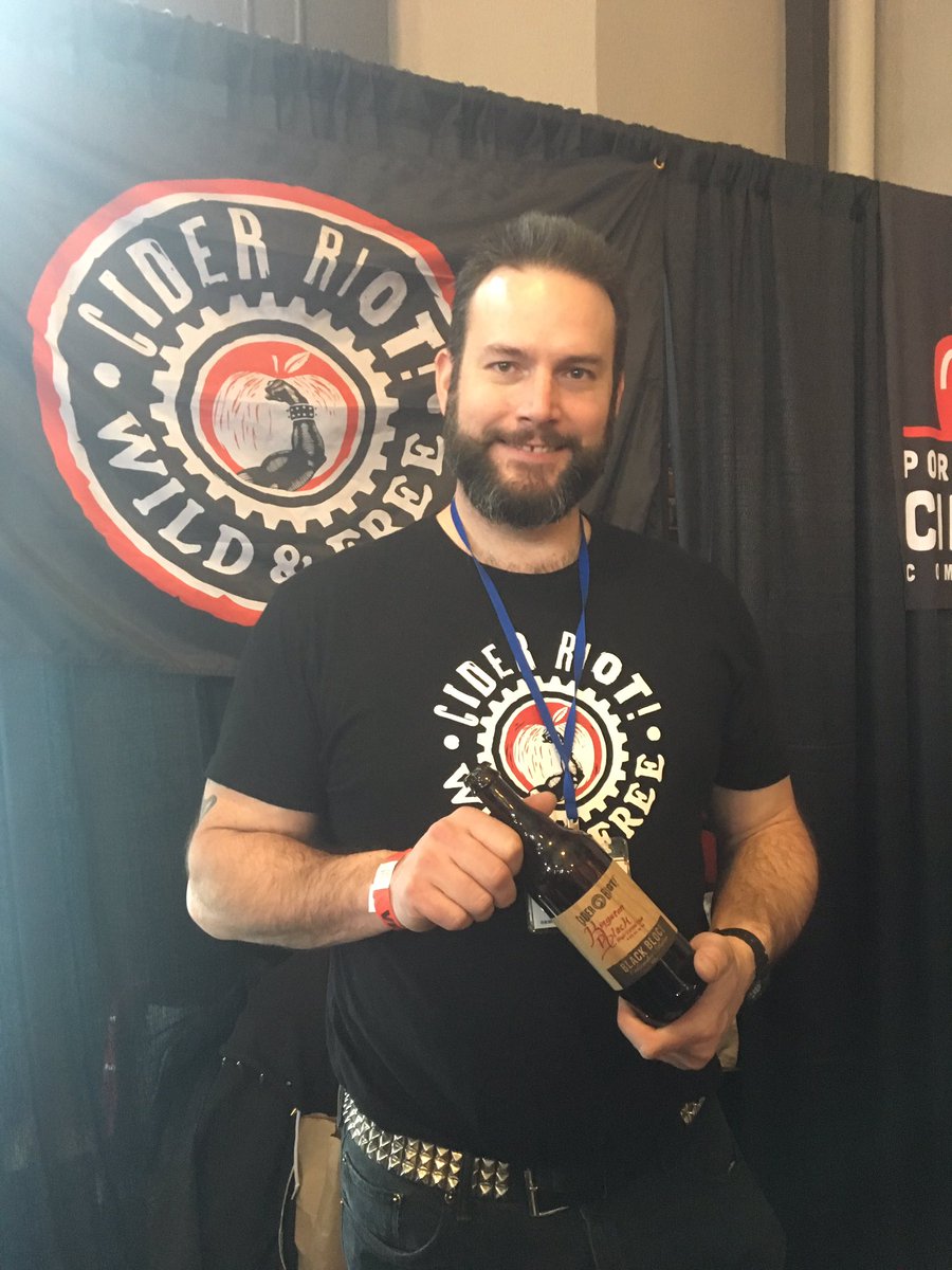 wildcraftcider's tweet photo. Oregon ciders representing @CiderSummit Chicago. North-Midwest. Proud of our makers! #CiderCON2017 #cider #oregon #artisanal https://t.co/n3S7OoDoMm