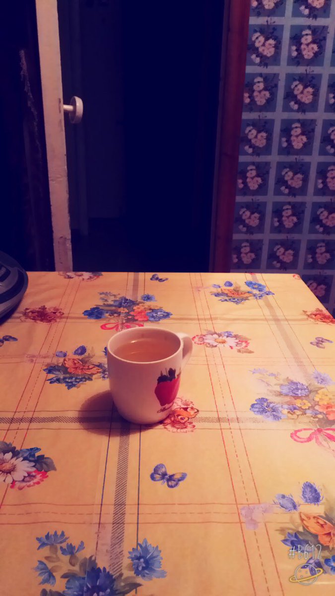 catLSD's tweet image. Вот так выглядит ночная бессонница наряду с депрессией. Ну и конечно же, в квартире никого, кроме меня. Музыка и все. Ничерта боле.