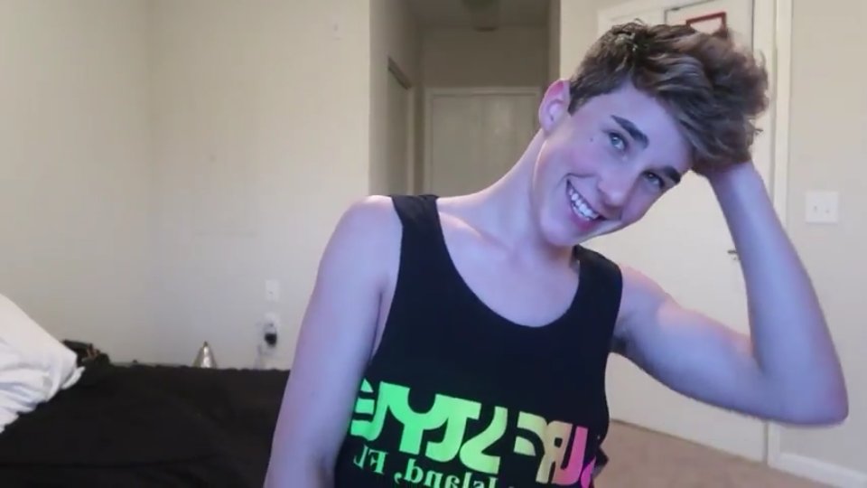 TZankiz's tweet photo. Just realize @HunterRowland Has a better hair than me😂
#HuntersNewVideo https://t.co/F90uLHfEzO
