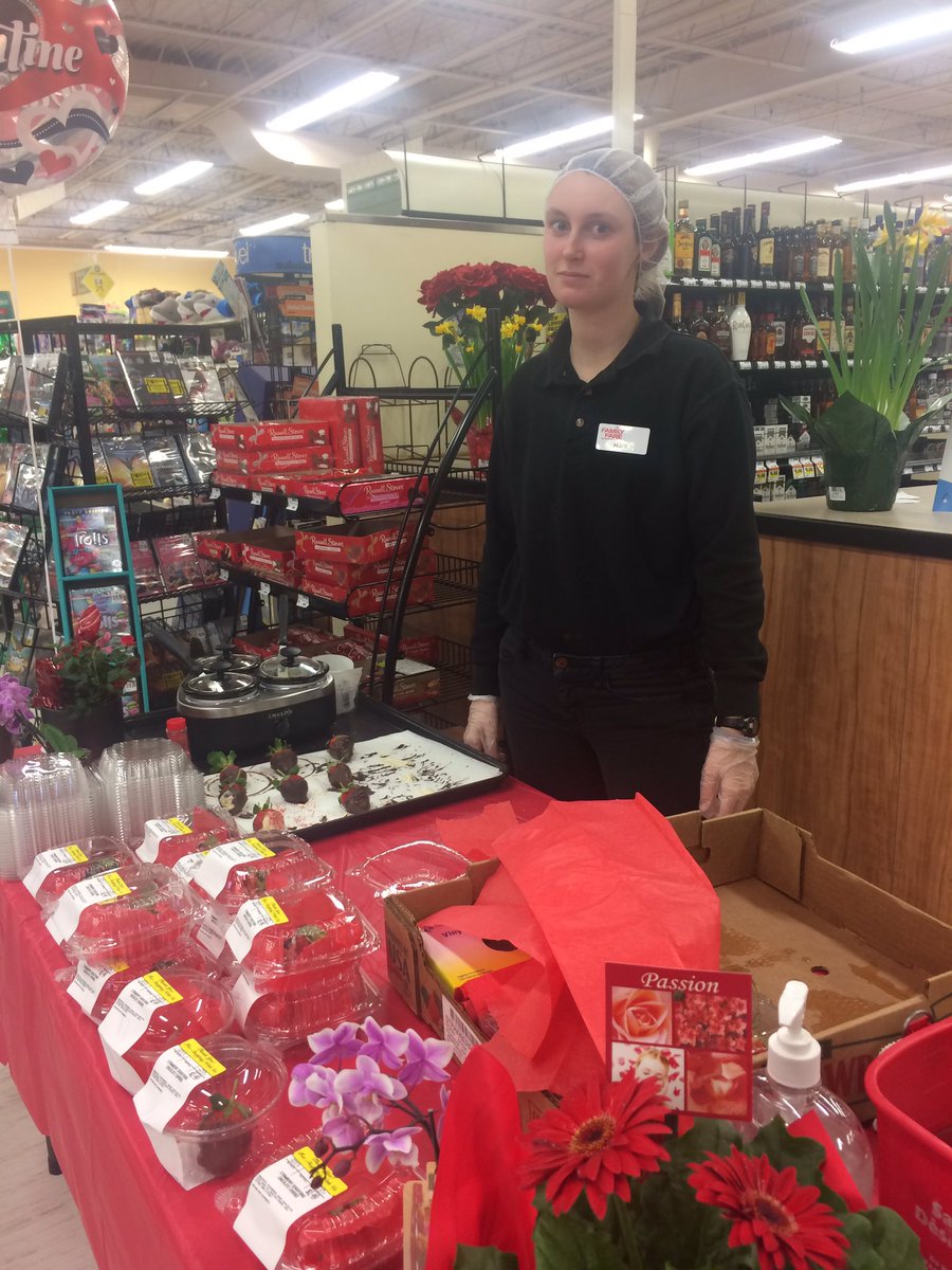 emilybochenek's tweet photo. go to family fare and buy your loved one chocolate covered strawberries from my sister 😂❤🍓 https://t.co/U1HjCZxSfX