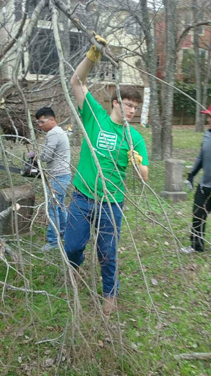 YouthOnService's tweet photo. Joined volunteers from #HCCcentralcampus & Prof. Holder to help clean up historic 1896 #CollegeParkCemetery #HoustonHistory #JoinYC #ReTweet https://t.co/wQgNqqXOyP