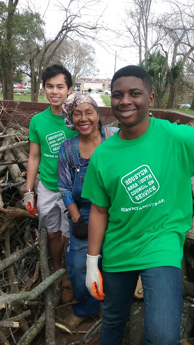 YouthOnService's tweet photo. Joined volunteers from #HCCcentralcampus & Prof. Holder to help clean up historic 1896 #CollegeParkCemetery #HoustonHistory #JoinYC #ReTweet https://t.co/wQgNqqXOyP