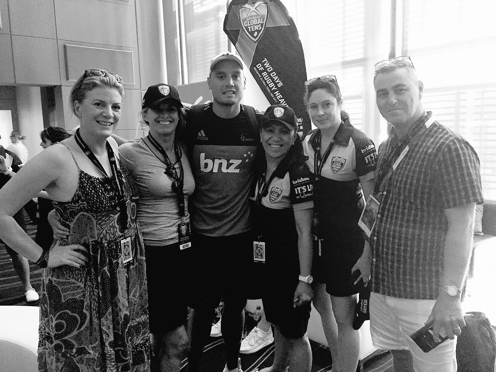 WillimentNZ's tweet photo. @BrisbaneTens @izzy_dagg delivering water to his team -what a legend! #BrisbaneTens https://t.co/nkehVwXpdF