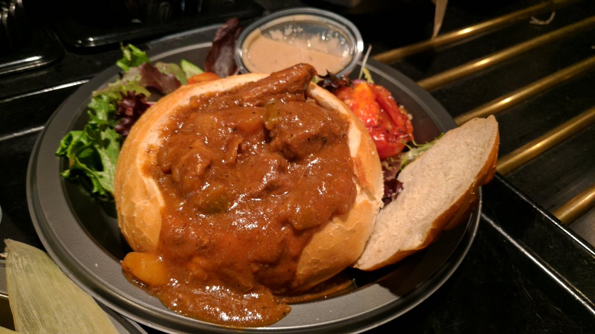 いーさん Ethan ハリーポッターのレストランでビーフシチューとチキン シチューもチキンもそれぞれ 13でテーマパークらしくない値段設定 チキンなんて一羽の半分丸々使われているから食いごたえ抜群 意外とコーンやサラダもうまく ディズニーでコレ