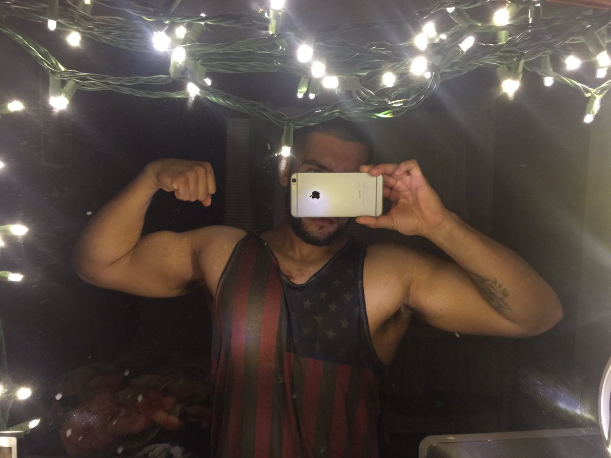 Pre_Fitnezz's tweet photo. Feel great after killing my shoulders 💪🏽 no days off for me haha https://t.co/TyGFiddZvi