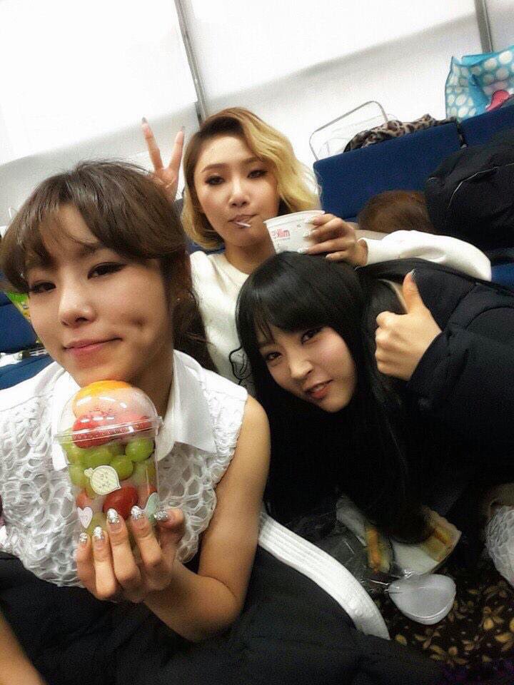16. The Mamamoo members once took a commemoration shot of the foods sent by MooMoos with Solar sleeping in the back, not waking her up.