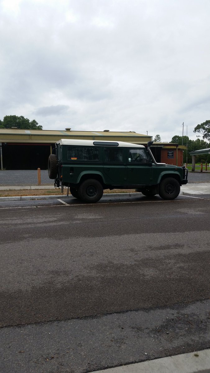 msav64's tweet photo. Defending a car park in Lilydale #defender #cfatraining https://t.co/gxvbZwdbO2