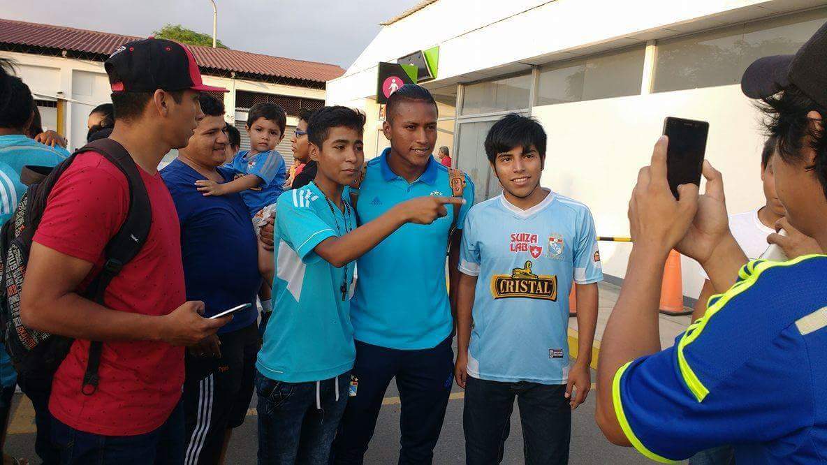 HablemosCristal's tweet photo. Llegada del plantel celeste a Piura. #SportingCristal jugará maňana 4:00 pm. en Sechura ante @AtleticoSullana #HablemosDeCristal #Zaimon F1 https://t.co/yqp636UEy0