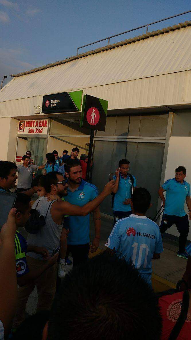 HablemosCristal's tweet photo. Llegada del plantel celeste a Piura. #SportingCristal jugará maňana 4:00 pm. en Sechura ante @AtleticoSullana #HablemosDeCristal #Zaimon F2 https://t.co/ApPGGS4Zuq