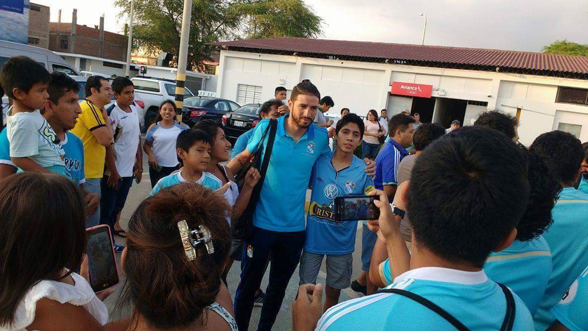 HablemosCristal's tweet photo. Llegada del plantel celeste a Piura. #SportingCristal jugará maňana 4:00 pm. en Sechura ante @AtleticoSullana #HablemosDeCristal #Zaimon F2 https://t.co/ApPGGS4Zuq