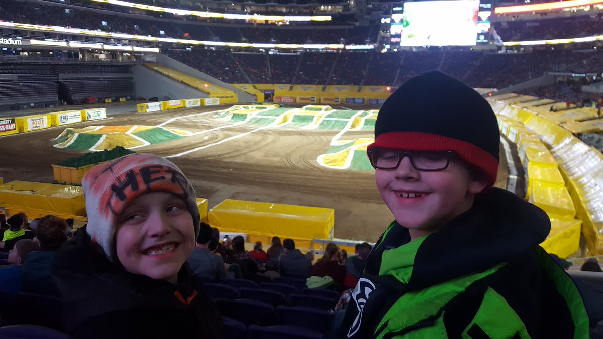 AmyLou_12's tweet photo. #MonsterJam https://t.co/kkwks2gxak