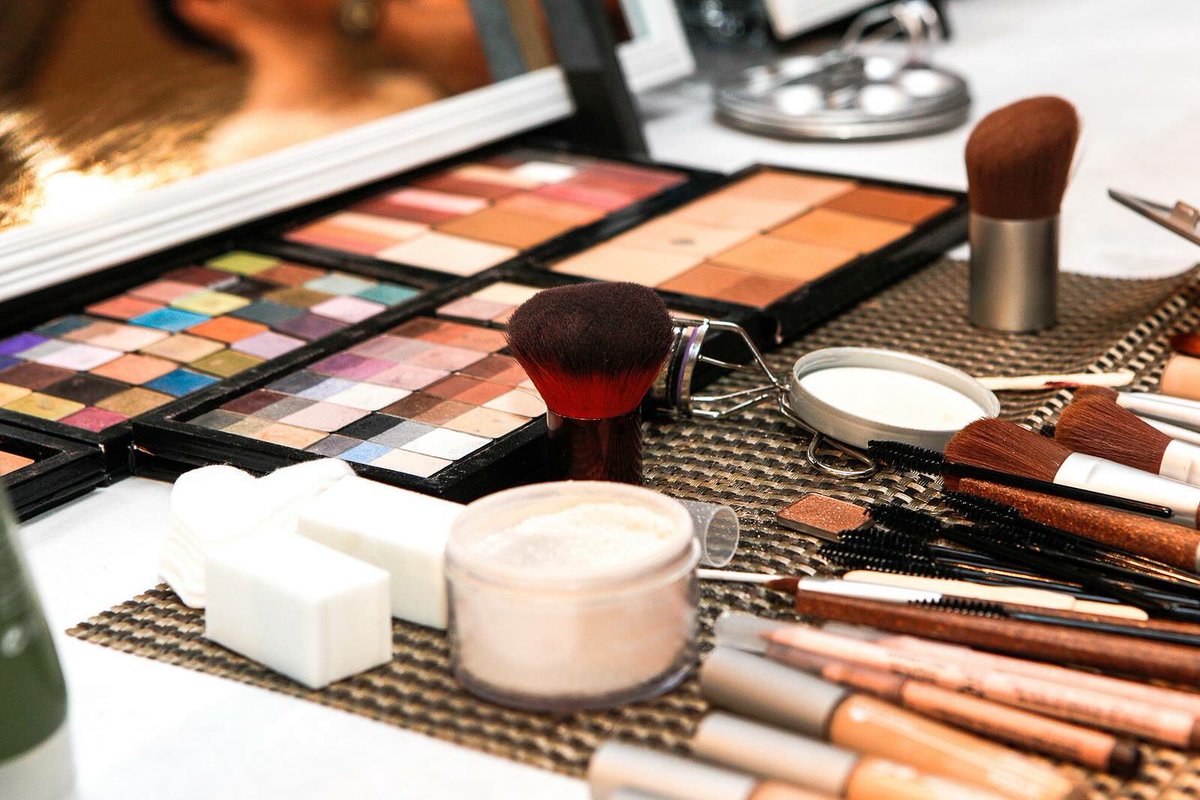 CedraPharmacy's tweet photo. #ValentinesDay prep #4 -  @iliabeauty, @ELLISFAAS &amp;  @ZoevaCosmetics

May your #VDay be as flawless as your #makeup: https://t.co/EDjoPR3yyx https://t.co/bKWzyoi3Ld