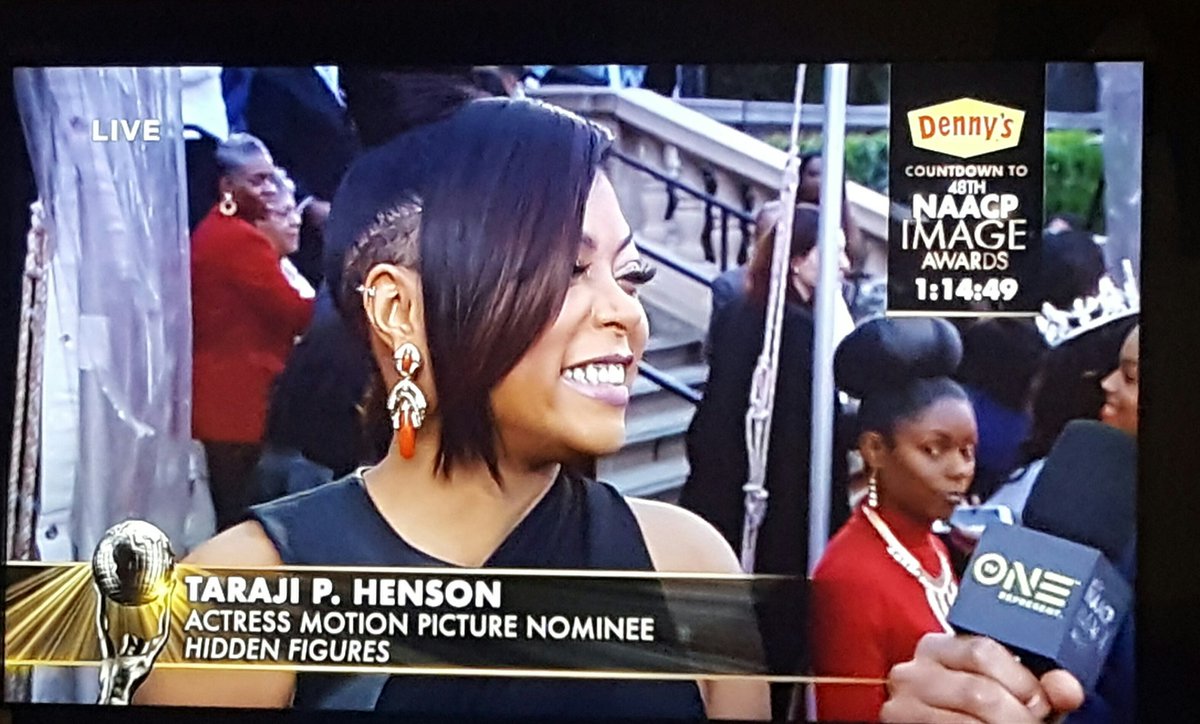 I love this top knot on Taraji. With that edgy side cut? So fly! #NAACPImageAwardsRedCarpet.
