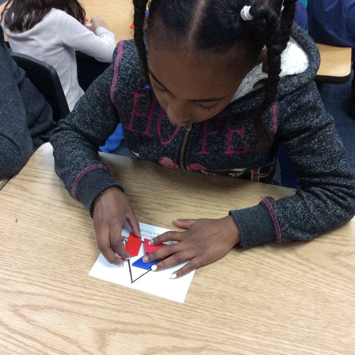 belindafro's tweet photo. Learning about 2D shapes attributes with #geoboardapp and a challenge 
@CrestviewSMSD #oursmsdstory https://t.co/uTKGPxsJFH