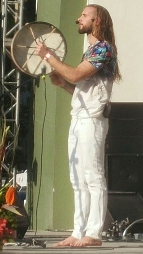 FestMusicoterap's tweet photo. @NataviOrion amenizó la tarde con su increíble concierto "Puentes y No Muros." https://t.co/yljPWaxCJu