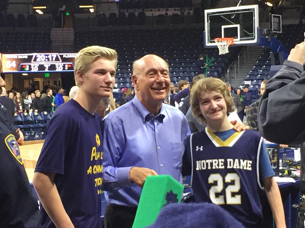 NDjsmall's tweet photo. #NDParent @DickieV posing for photos with fans @NDmbb https://t.co/hxqvmKnzIF