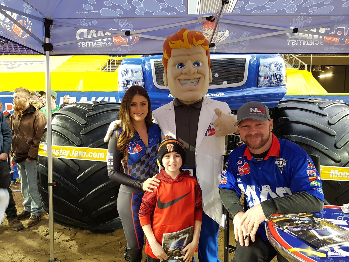 nickphill79's tweet photo. First monster jam #MonsterJam #monsterjam2017 #MAGA #TRUMP https://t.co/XSeK8YdI8I