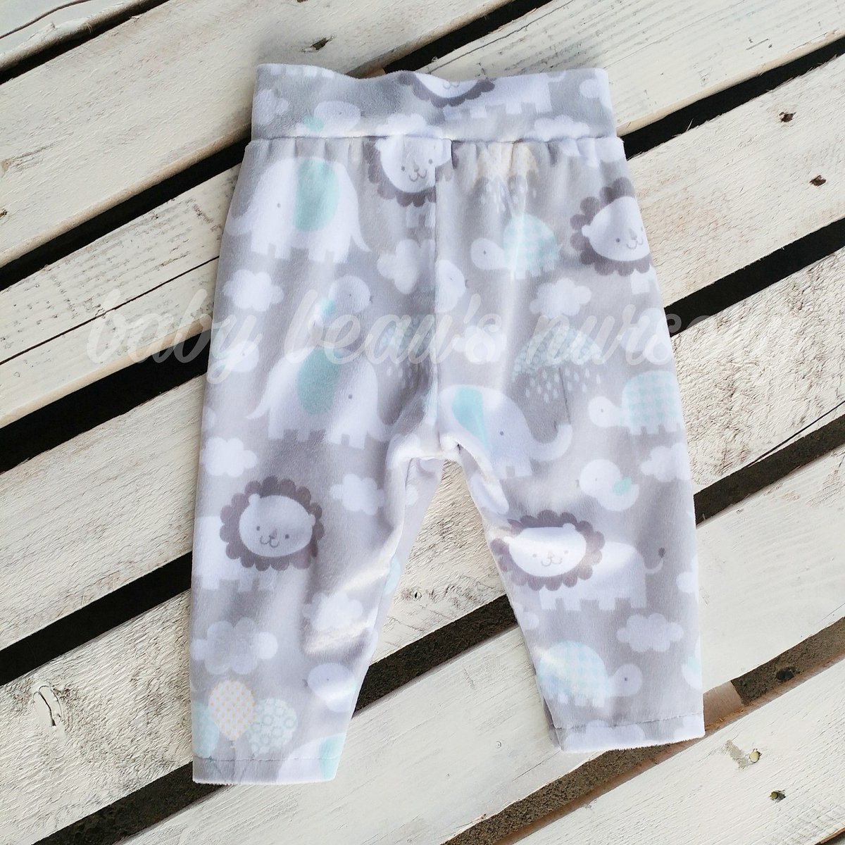 RDiffrient's tweet photo. This fabric is so incredibly soft. Only 2 left! #babyleggings #babypants #ftm https://t.co/XuNFjgP2hX