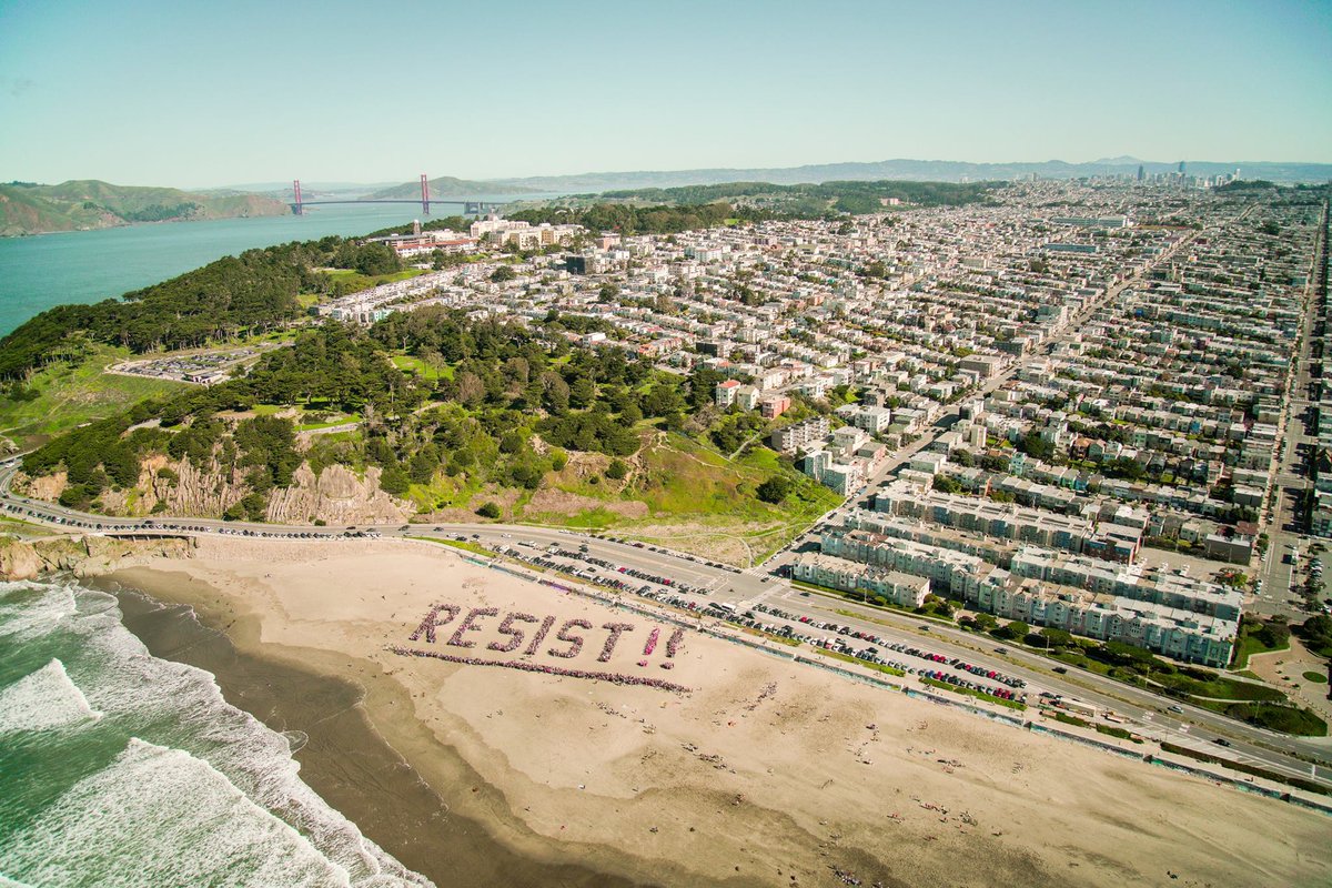 richmondsfblog's tweet photo. Thousands come to Ocean Beach to spell out “RESIST!!” https://t.co/OmlhALivbk #LoveTrumpsHate https://t.co/Mqt4zSxsSd
