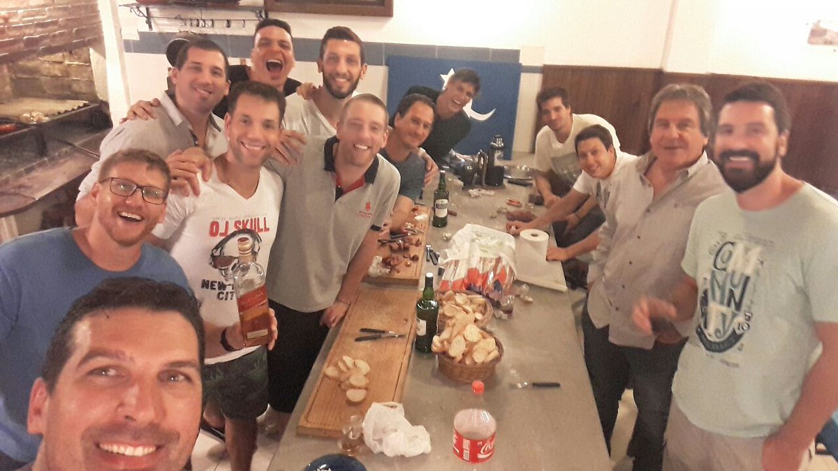 ClubMalvin's tweet photo. El plantel campeón del 5 de febrero celebrando en el Club los 10 años de nuestra primera estrella! Eternamente gracias! No se olvida más!!! https://t.co/BY8jJ3ovUb