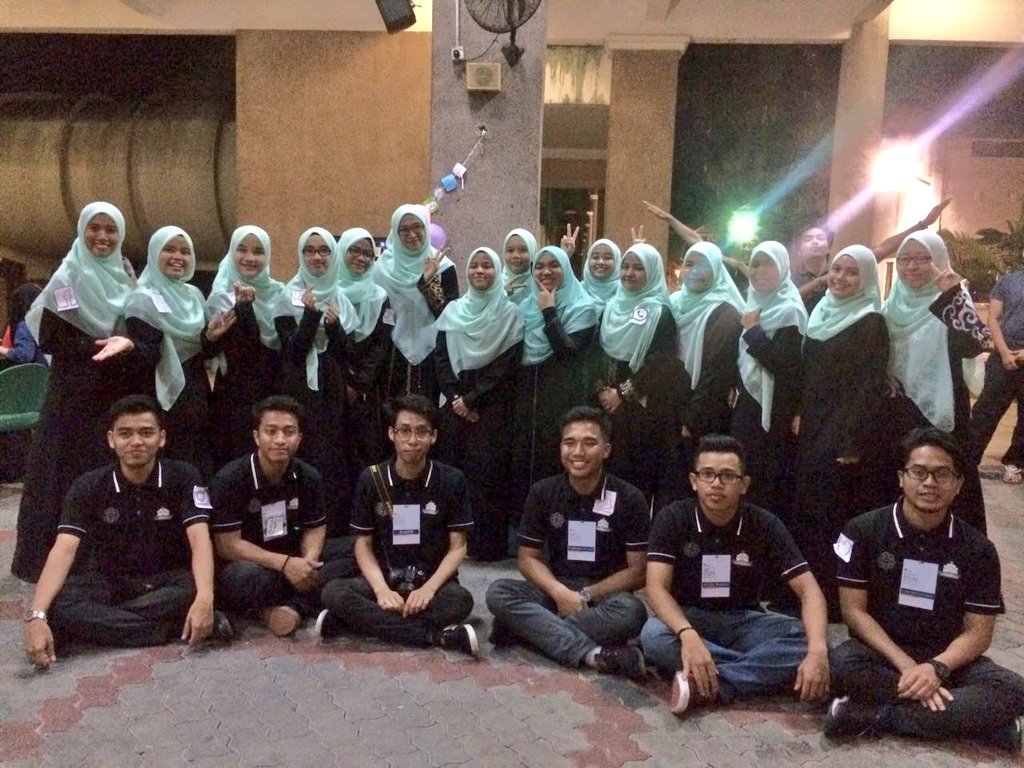 abdullah_e21's tweet photo. One happy family~ mbies 2016/2017
#stuffiium #stuffians #massgath #sayangsemua https://t.co/AG2gqw5KII