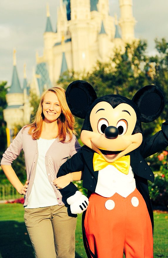 MilfDisney's tweet photo. One of the most GORGEOUS WOMEN to ever be at DISNEY? https://t.co/sKEBFQGKwf
