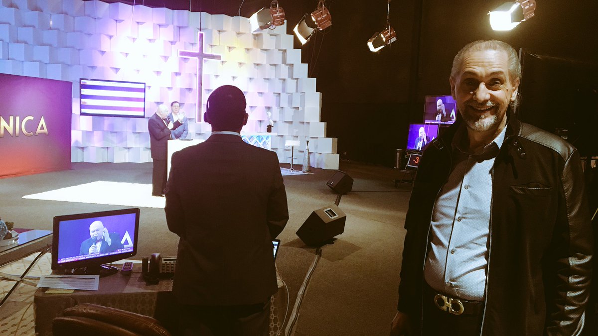 El <a href="/ApostolDirocco/">Ricardo Di Rocco</a> en este momento en la #MaratónicaEnlace a punto de contarnos de lo que Dios hizo en su vida. [enlace.org/envivo]
