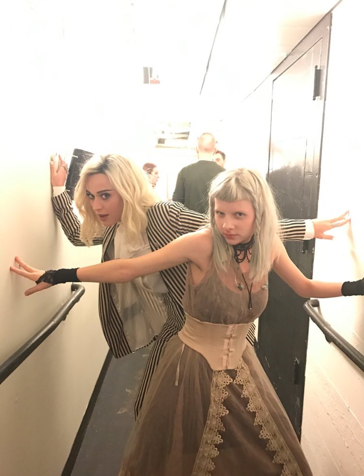 WelshWarriorW's tweet photo. AURORA &amp; Katy Perry snapped backstage 📸 https://t.co/QS9qIWh7jt