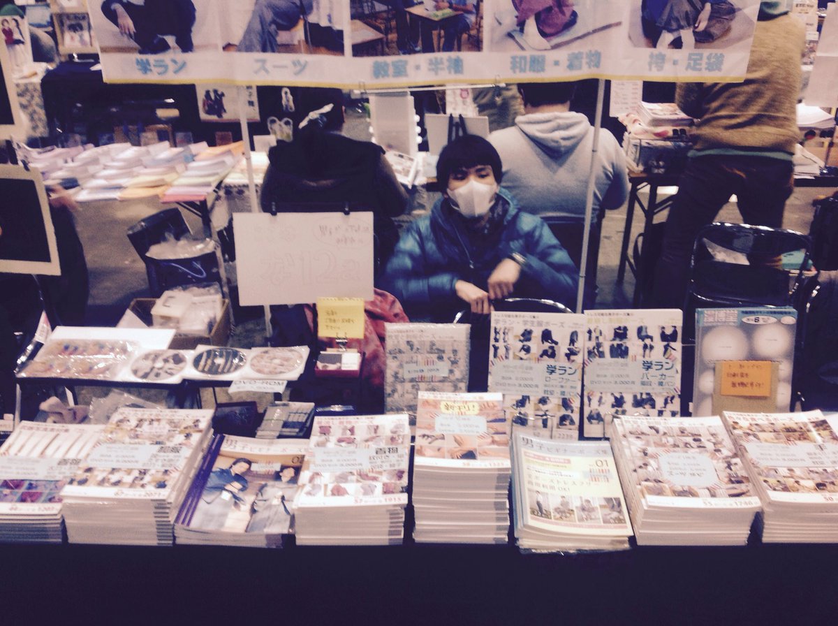 boyspose's tweet photo. コミティア始まりました！
東5と東6のちょうど境目、な１２ａにて新刊、手のポーズ集を携えてお待ちしております！
#コミティア https://t.co/afEMTfXILp
